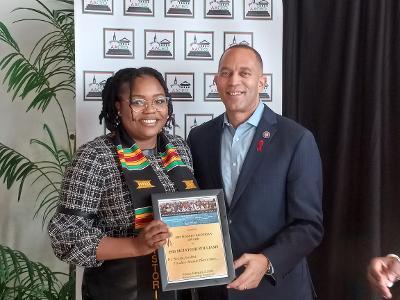 U.S. House of Representatives Minority Leader Hakeem Jeffries with 2023 Modern Historian recipient Isis McIntosh-Williams