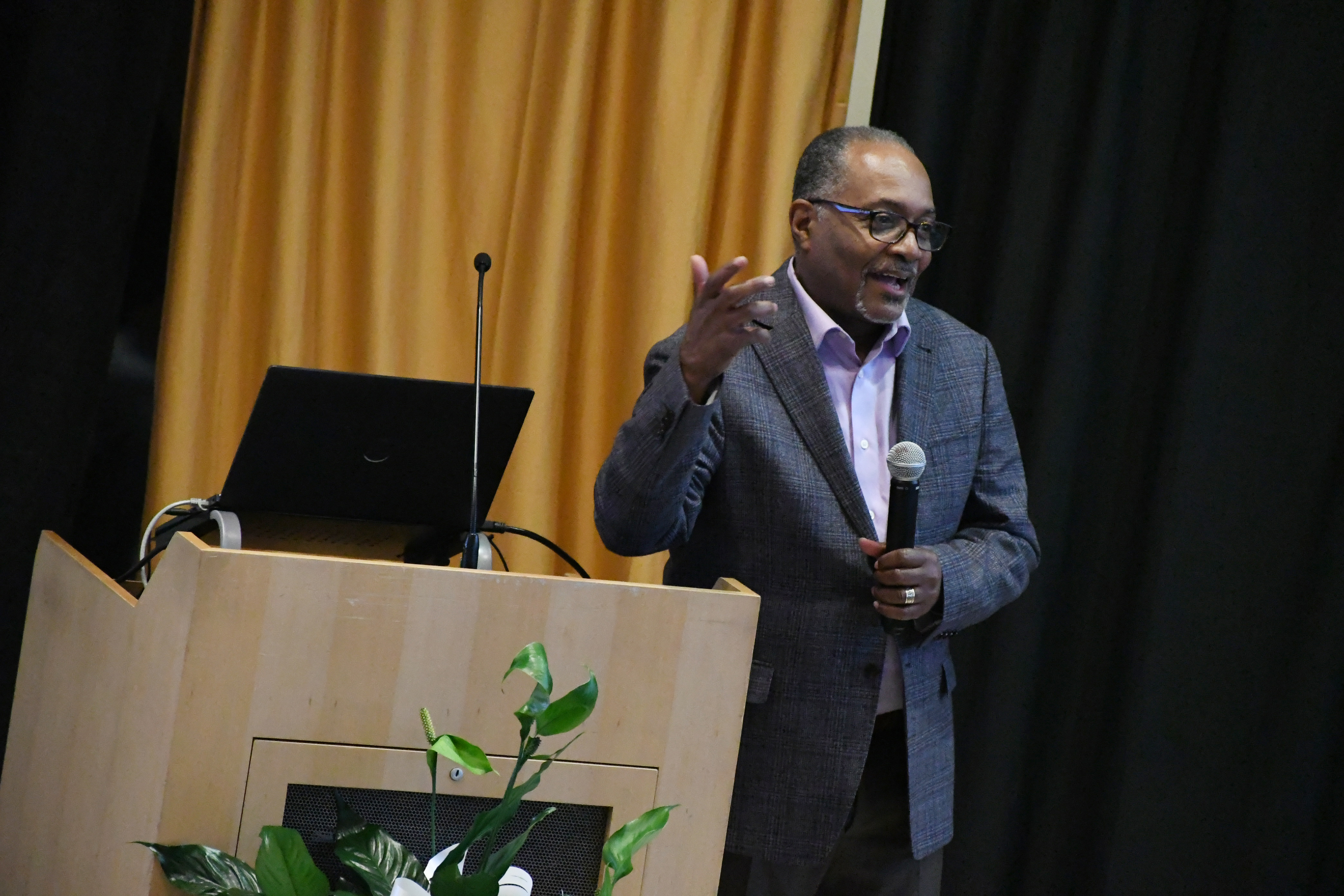 Former Assemblyman Roger Green tells stories of his decades working and collaborating with Dr. Flateau. (Photo by Nick Masuda/MEC)